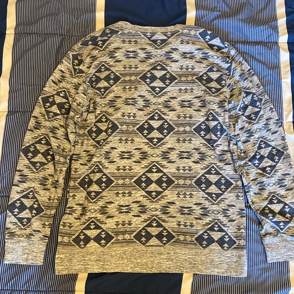 On The Byas Large Silver/Grey/Blue Long Sleeve with Front Chest Pocket - Picture 3 of 3